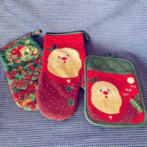 Santa Oven Mitt & pair of Kitchen Pot Holder NWOT Set